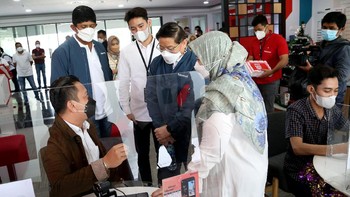 Tak lupa, Direktur Information Technology Bharat Alva bersama Direktur Planning & Transformation Wong Soon Nam menyapa para pelanggan yang berkunjung ke salah satu GraPARI di Surabaya untuk memastikan kualitas pelayanan yang prima. Telkomsel menjamin ketersediaan produk dan layanan yang customer-centric bagi pelanggan dengan berupaya memperkuat sinergi dan koordinasi bersama para mitra strategis.