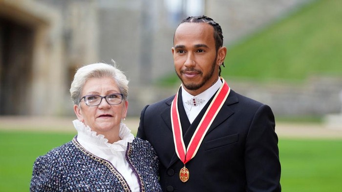 WINDSOR, ENGLAND - DECEMBER 15: Sir Lewis Hamilton with his mother Carmen Lockhart after he was made a Knight Bachelor by the Prince of Wales during a investiture ceremony at Windsor Castle on December 15, 2021 in Windsor, England. (Photo by Andrew Matthews - WPA Pool/Getty Images)