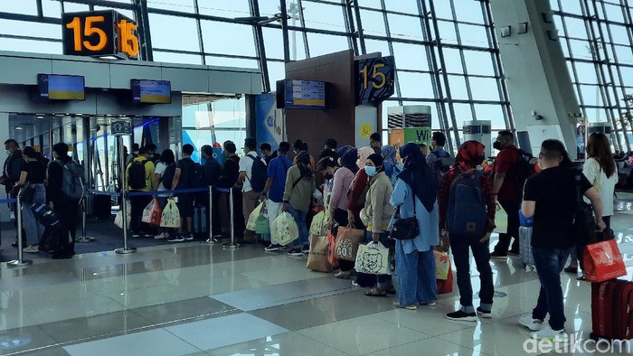 Ilustrasi keramaian di Soekarno Hatta, Kamis (16/12/2021).