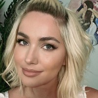 Bintang 90 Day Fiance tersebut menjelaskan dalam video YouTube bahwa ide tersebut berawal ketika banyak fans ingin membeli pakaian dalam, rambut, hingga air mandi bekasnya. Ia kemudian terpikir untuk menjual kentutnya sendiri di situs Unfiltrd. Foto: Instagram @stephaniematto