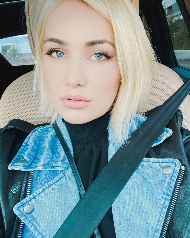 Satu stoples dijual USD 1.000 atau seharga Rp 14 jutaan. Dalam seminggu dikatakan ia bisa menjual sekitar USD 50 ribu atau Rp 717 jutaan. Selain stoples berisi bunga dan gas yang dikeluarkannya, ia juga mengirimkan catatan pribadi untuk pelanggan. Menurut Stephanie, para pembelinya kebanyakan adalah kolektor barang-barang aneh. Foto: Instagram @stepankamatto