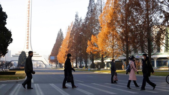 Orang-orang berjalan di Jalan Ryomyong di Pyongyang, Korea Utara, pada 25 November 2021. (AP Photo/Cha Song Ho)