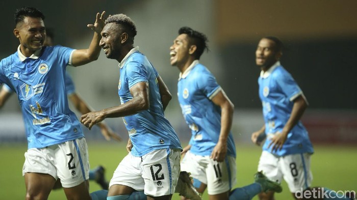 Sulut United berhasil menaklukkan PSMS Medan dalam babak 8 besar Liga 2. Patrich Wanggai dkk menang 2-1.