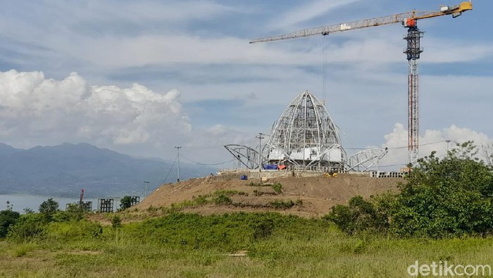 Tampak progres pembangunan masjid dan menara Kujang Kembar di Waduk Jatigede, Kabupaten Sumedang