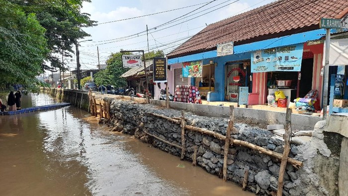 Tanggul sementara kawasan hek, Kramat Jati, Jakarta Timur terus dikerjakan. Kamis (16/12/2021).