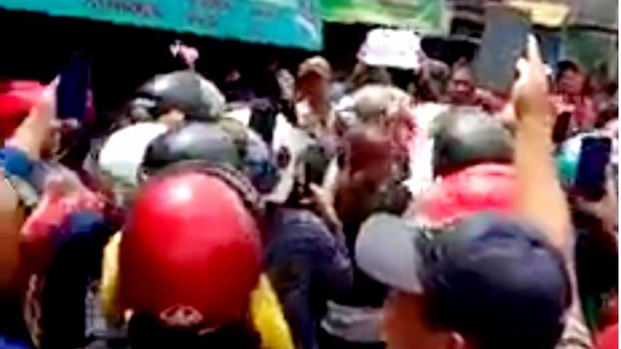 Tangkapan layar video emak-emak di Bulukumba, Sulsel demo pria hina alat kelamin wanita. (dok. Istimewa)