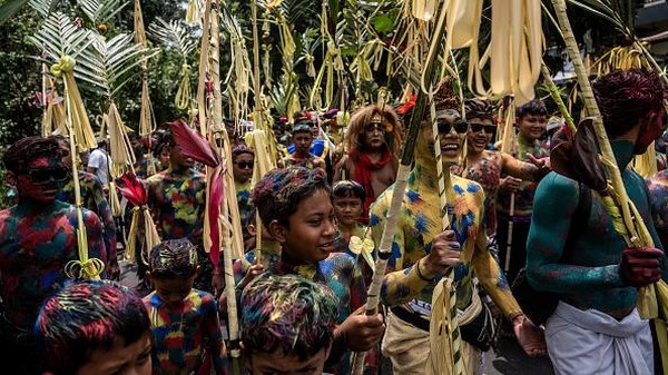 Tradisi Mewarnai Diri Untuk Mengusir Roh Jahat Di Bali 5697