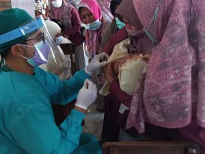 Hendak Divaksin, Sejumlah Pelajar MI di Malang Ketakutan dan Menangis