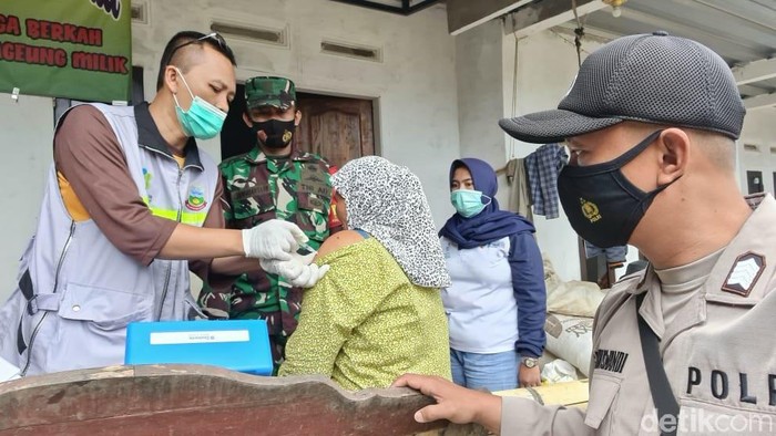 Vaksinasi COVID-19 di Garut.