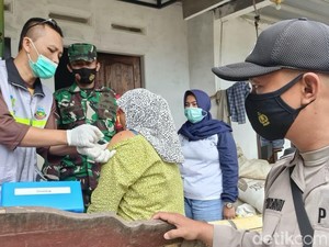 Ragam Cara Garut Capai Target Vaksin, Door to Door-Vaksinasi Malam Hari