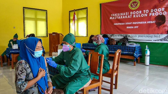 Vaksinasi door to door di Kulon Progo