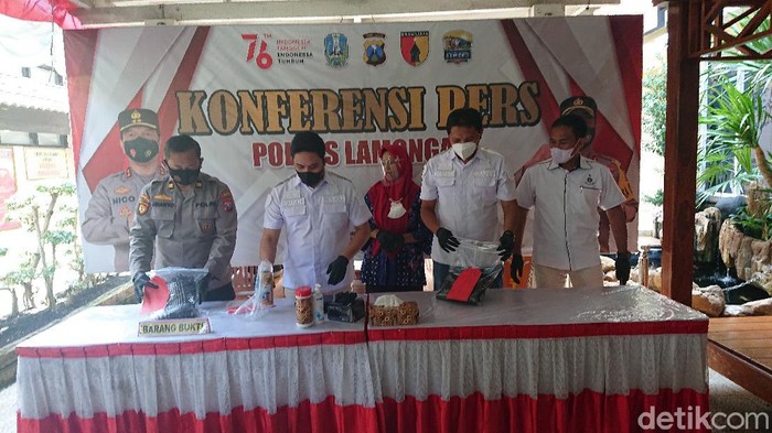 Aksi vandalisme terjadi di Lamongan pada Kamis (9/12). Sebuah mobil mewah dicoret-coret dengan dalih salah parkir.