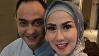 Kabar hubungan asmara antara Ferry Irawan dan Venna Melinda tampak semakin serius. Keduanya kini gemar memamerkan kemesraan di laman media sosial masing-masing. Foto: dok instagram vennamelindareal