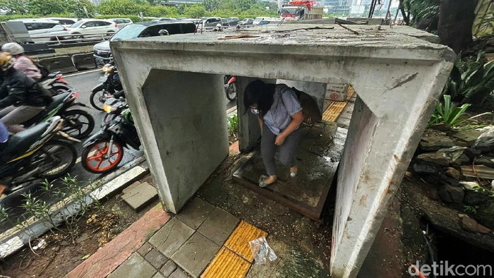 Ada pemandangan berbeda yang terlihat di Jalan MT Haryono tepatnya di kawasan trotoarnya. Ada gorong-gorong bak terowongan yang mejeng.