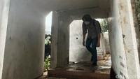 Bak rintangan, para pejalan kaki harus merunduk untuk bisa melewati gorong-gorong.