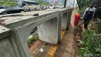 Dinas Pekerjaan Umum DKI Jakarta memang sedang membangun saluran air di sepanjang jalan itu. 