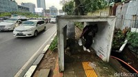 Selama pembangunan itu berlangsung, trotoar jalan dimanfaatkan untuk menaruh material gorong-gorong saluran air.