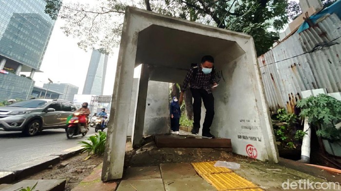 Waduh! Trotoar MT Haryono Ada Terowongannya Lho Ada pemandangan berbeda yang terlihat di Jalan MT Haryono tepatnya di kawasan trotoarnya. Ada gorong-gorong bak terowongan yang mejeng.