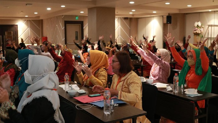 Wujudkan Guru PAUD Bersertifikat Askrindo terus mendorong perjuangan guru PAUD dari Sabang hingga Merauke untuk meningkatkan pengetahuan dan/atau keterampilan dasar dalam pengasuhan anak usia dini.
