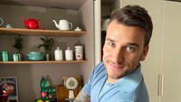 Pose di dapur bareng tart raspberry, senyum Damiano Carrara terlihat manis. Tak heran kalau ia punya banyak penggemar!