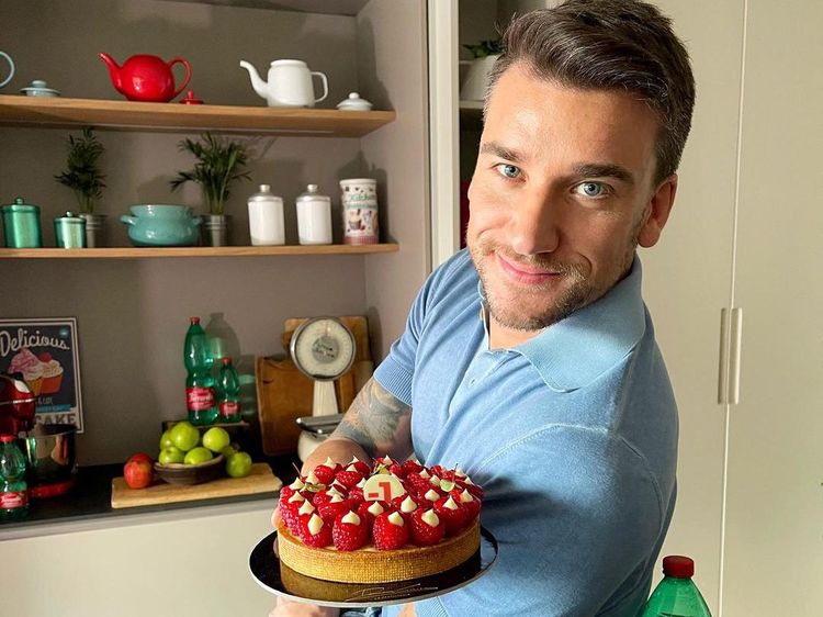 10 Potret Pastry Chef Ganteng Damiano Carrara dengan Kreasinya