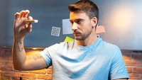 Ia juga pernah bekerja di restoran sebagai bartender, lalu naik jabatan sebagai manajer. Kini bisa dibilang dirinya sukses menjadi seorang celebrity chef.