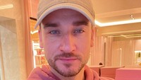 Damiano Carrara kini berusia 36 tahun. Ia lahir di Lucca, Italia. Wajah tampannya kerap mondar-mandir di acara Food Network, salah satunya Bake Off Italia.