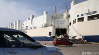 Satu persatu mobil masuk ke kapal MV. Fujitrans World.