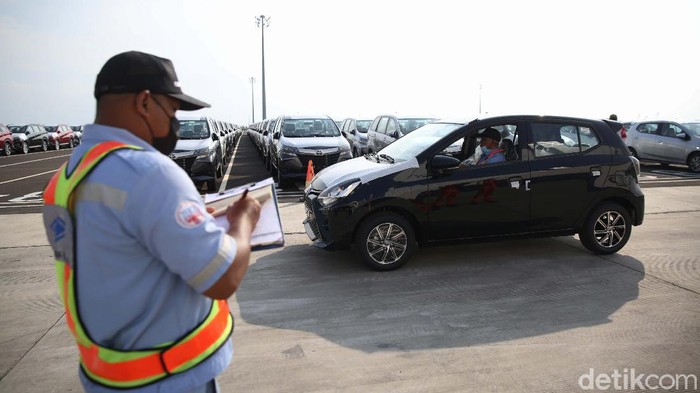 Pelabuhan Patimban di Subang, Jawa Barat, resmi dikelolah PT. PPI. Hari ini sebanyak 1.200 kendaraan mobil diekspor perdana hari ini melalui Pelabuhan Patimban.