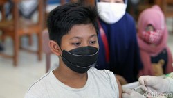 Vaksinasi COVID-19 untuk pelajar usia 6-11 tahun tengah dilakukan di MIN 1, Pleret, Bantul, Yogyakarta, Jumat (17/12). Sebanyak 164 siswa/i menerima vaksinasi.