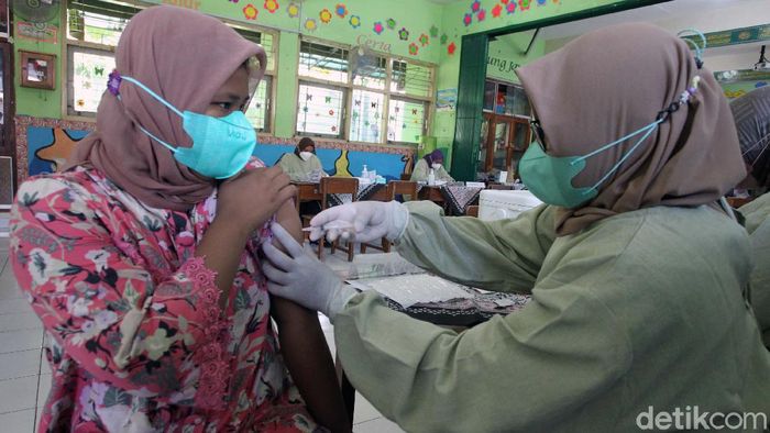 Vaksinasi COVID-19 untuk pelajar usia 6-11 tahun tengah dilakukan di MIN 1, Pleret, Bantul, Yogyakarta, Jumat (17/12). Sebanyak 164 siswa/i menerima vaksinasi.