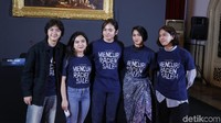 Aghniny Haque, Iqbaal Ramadhan, Ari Irham, Rachel Amanda dan Angga Yunanda saat dijumpai di acara film Mencuri Raden Saleh di kawasan Cikini, Jakarta Pusat. Pool/Noel/detikFoto