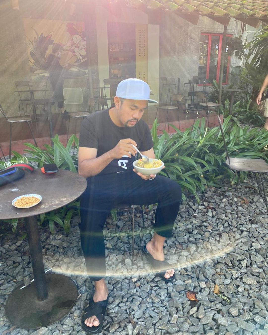 Ahmad Sahroni 'Crazy Rich Tanjung Priok' Ternyata Hobi Makan Nasi Bungkus