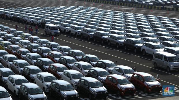 Aktivitas Car Terminal di Pelabuhan Internasional Patimban, Subang, Jawa Barat, Jumat (17/12/2021). Pelabuhan Patimban memiliki lokasi strategis di antara Bandara Kertajati dan kawasan industri di Bekasi, Karawang, dan Purwakarta. Pelabuhan Patimban akan menjadi kunci penghubung antar kawasan dan menopang percepatan ekspor. Percepatan pembangunan Pelabuhan Patimban diharapkan mendorong perdagangan dan pertumbuhan ekonomi di wilayah Jawa Barat. Pelabuhan ini diharapkan mendukung perekonomian regional dan nasional.. (CNBC Indonesia/ Tri Susilo)