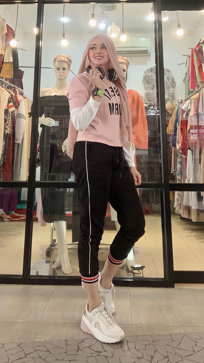 Sebagai pebisnis hijab, Eis pun mengeluarkan tujuh model hijab rambut elegan hingga curly. Bahan hijab yang dipakai adalah cerutti baby doll. Hijab model rambut yang dibuat Eis dijual dari harga Rp100 ribu. Jadi karena aku handmade juga ya, jadi nggak ada pabrik, semua pengerjaannya pengerjaan sendiri. Nah aku ada penjahit khusus buat hijab-hijab aku jadi ya. Karena keterbatasan produk yang aku keluarkan, makanya dari kualitas sudah pasti aku jamin karena aku yang kontrol sendiri, lanjutnya. Foto: Dok. pribadi Eis.