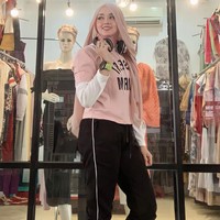 Sebagai pebisnis hijab, Eis pun mengeluarkan tujuh model hijab rambut elegan hingga curly. Bahan hijab yang dipakai adalah cerutti baby doll. Hijab model rambut yang dibuat Eis dijual dari harga Rp100 ribu. Jadi karena aku handmade juga ya, jadi nggak ada pabrik, semua pengerjaannya pengerjaan sendiri. Nah aku ada penjahit khusus buat hijab-hijab aku jadi ya. Karena keterbatasan produk yang aku keluarkan, makanya dari kualitas sudah pasti aku jamin karena aku yang kontrol sendiri, lanjutnya. Foto: Dok. pribadi Eis.