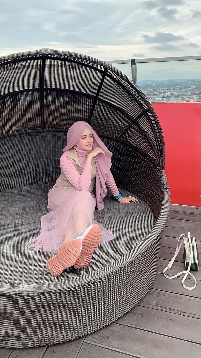 Wanita 35 tahun itu kemudian juga menjawab rasa penasaran netizen mengenai gaya hijab model rambut yang dikenakannya. Dia mengaku gaya hijab tersebut dikenakannya untuk sehari-hari. Gaya hijab aku sendiri terinspirasi dari model rambut. Jujur ya, aku suka banget pake hijab, tapi kadang nggak pake hijab. Dari situ aku mikir nih kenapa aku nggak bikin hijab yang model rambut aja, jadi tetap fashion dan juga tertutup seperti itu sebenarnya sih, jelasnya. Foto: Dok. pribadi Eis.