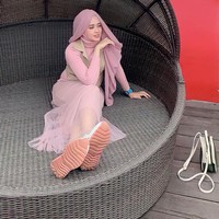 Wanita 35 tahun itu kemudian juga menjawab rasa penasaran netizen mengenai gaya hijab model rambut yang dikenakannya. Dia mengaku gaya hijab tersebut dikenakannya untuk sehari-hari. Gaya hijab aku sendiri terinspirasi dari model rambut. Jujur ya, aku suka banget pake hijab, tapi kadang nggak pake hijab. Dari situ aku mikir nih kenapa aku nggak bikin hijab yang model rambut aja, jadi tetap fashion dan juga tertutup seperti itu sebenarnya sih, jelasnya. Foto: Dok. pribadi Eis.