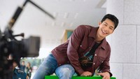 Wi Ha Joon berperan sebagai K, sosok yang gila tapi tak takut menegakkan keadilan di dunia yang korup. Foto: (dok. Instagram @tvn_drama)