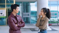 Wi Ha Joon dan Lee Dong Wook tampil beda di Bad and Crazy. Foto: (dok. Instagram @tvn_drama)