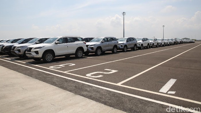 Ratusan mobil diparkir untuk siap di eksport di Pelabuhan Internasional Patimban, Subang, Jawa Barat, Jumat (17/12/2021). Direktorat Jenderal Perhubungan Laut Kementerian Perhubungan telah melaksanakan serah terima pengelolaan aset Pelabuhan Patimban pada PT Pelabuhan Patimban Internasional (PPI).