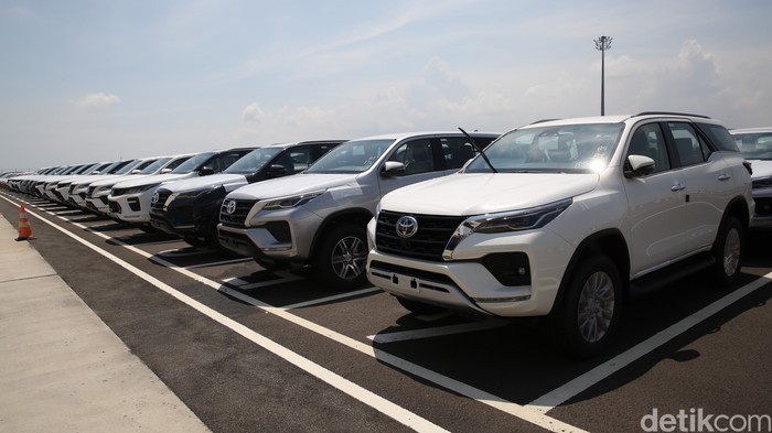 Ratusan mobil diparkir untuk siap di eksport di Pelabuhan Internasional Patimban, Subang, Jawa Barat, Jumat (17/12/2021). Direktorat Jenderal Perhubungan Laut Kementerian Perhubungan telah melaksanakan serah terima pengelolaan aset Pelabuhan Patimban pada PT Pelabuhan Patimban Internasional (PPI).