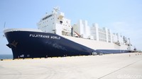 Sebuah kapal besar bersandar di Pelabuhan Patimban.