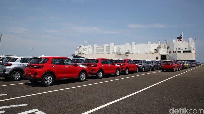 Ratusan mobil diparkir untuk siap di eksport di Pelabuhan Internasional Patimban, Subang, Jawa Barat, Jumat (17/12/2021). Direktorat Jenderal Perhubungan Laut Kementerian Perhubungan telah melaksanakan serah terima pengelolaan aset Pelabuhan Patimban pada PT Pelabuhan Patimban Internasional (PPI).