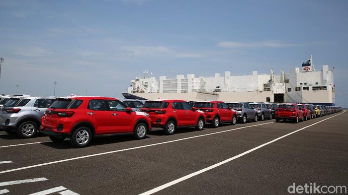 Begini Wujud Car Terminal Pelabuhan Patimban Ratusan mobil diparkir untuk siap di eksport di Pelabuhan Internasional Patimban, Subang, Jawa Barat, Jumat (17/12/2021). Direktorat Jenderal Perhubungan Laut Kementerian Perhubungan telah melaksanakan serah terima pengelolaan aset Pelabuhan Patimban pada PT Pelabuhan Patimban Internasional (PPI).
