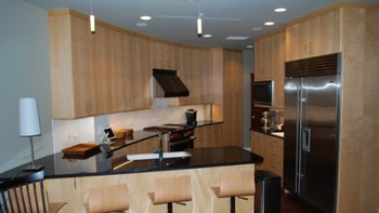 Setiap kamar dilengkapi dengan dapur modern yang lengkap. Foto Survivalcondo.com