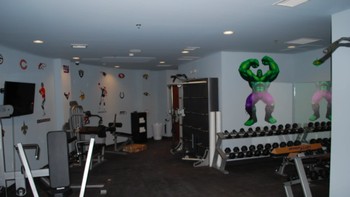 Penghuni juga memiliki akses ke gym yang lengkap yang dibangun di bawah tanah. Foto: Survivalcondo.com