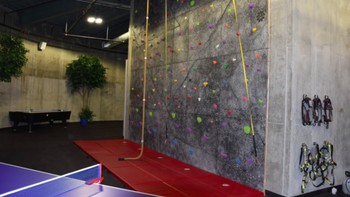 Bungker ini bahkan punya fasilitas olahraga panjat tebing yang besar. Foto: Survivalcondo.com