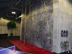 Mengintip Isi Bungker Mewah Anti-Kiamat, Punya Kolam Renang hingga Bioskop