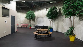 Bungker ini untuk melindungi dari berbagai ancaman yang berpotensi menghancurkan dunia dari perang nuklir, pandemi, serangan meteor, dan kerusuhan warga sipil. Ini adalah bunker mewah yang diperkuat dengan struktur tahan nuklir yang dirancang untuk melindungi penduduk baik secara fisik maupun mental, kata Hall. Foto: Survivalcondo.com